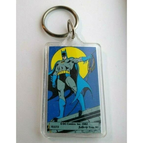 Batman Standing Keychain 1982 Original Licensed Official DC Comics Button Up - Picture 2 of 4
